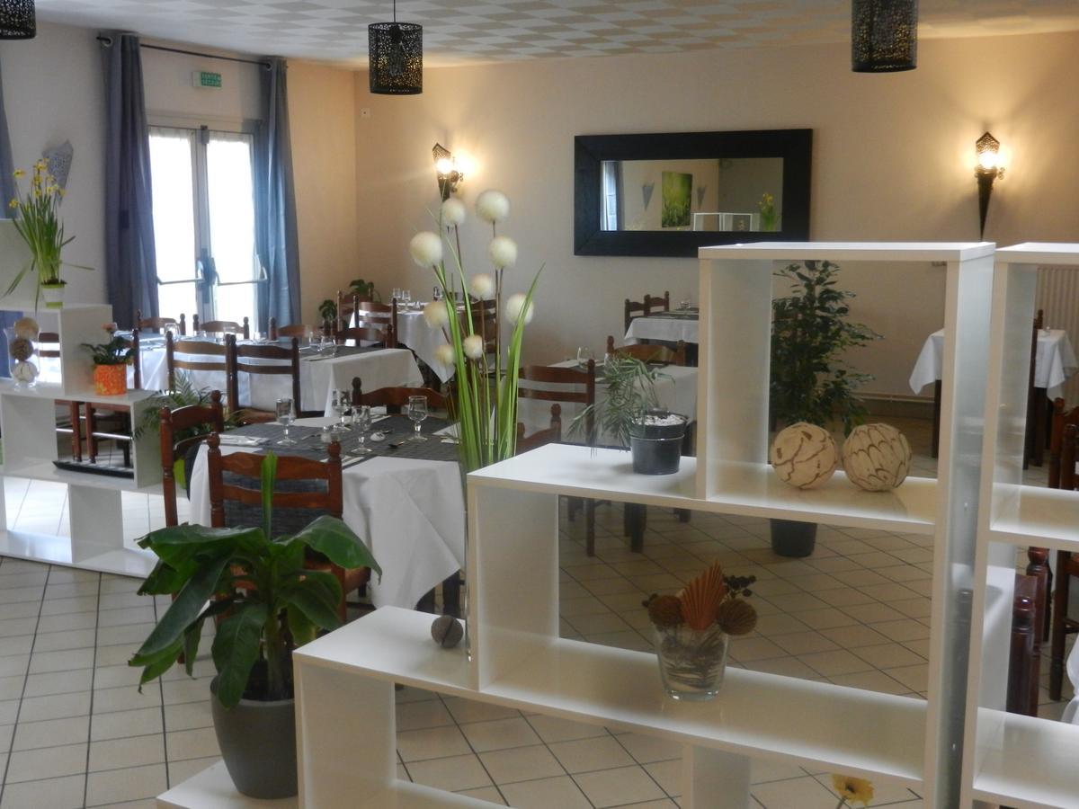 L'Arvor Hotel Guer Bagian luar foto